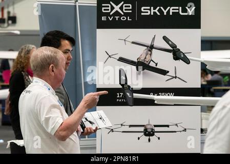 Aéroport de Farnborough, Hampshire, Royaume-Uni. 17th avril 2023. Les leaders et les entreprises de l'industrie aérospatiale se sont réunis au Farnborough International Exhibition & Conference Centre pour se concentrer sur l'objectif d'accélérer les progrès mondiaux pour atteindre zéro aviation d'ici 2050. Des conférenciers et des stands d'exposition ont souligné les développements dans les moteurs électriques et les carburants de remplacement pour remplacer les moteurs aérodynamiques traditionnels ainsi que les changements opérationnels pour réduire les impacts climatiques. Exposition d'avions électriques Skyfly Ax Banque D'Images