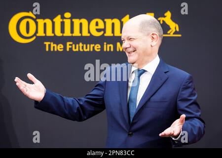 Hanovre, Allemagne. 17th avril 2023. Le chancelier allemand OLAF Scholz (SPD) s'entretient avec les employés lors de sa visite de l'usine Continental. Credit: Moritz Frankenberg/dpa/Alay Live News Banque D'Images