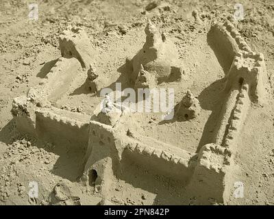Un grand château de sable avec des tours sur la plage Banque D'Images
