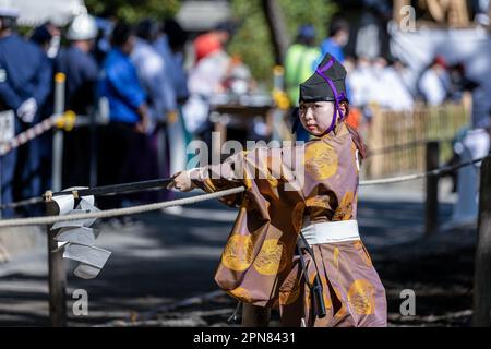 Un officiel du tournoi de Yabusame (tir à l'arc à cheval japonais) signale qu'une cible a été atteinte lors du festival Kamakura 65th à Kamakura. Pour la première fois après 4 ans, le Festival de Kamakura revient, et avec lui, le tournoi de Yabusame (tir à l'arc à cheval japonais). Yabusame est un événement sportif dont les origines remontent à 300 av. J.-C. (période Jomon). D'abord à pied, puis à partir du 4th siècle, les concurrents ont commencé à utiliser des chevaux. À l'origine, les archers allaient tirer des flèches dans des duels l'un à l'autre. Aujourd'hui, des cibles sont utilisées. Banque D'Images