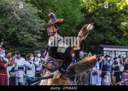 Yoshiaki Koike, vainqueur du tournoi de Yabusame, quitte la cérémonie de la victoire à l'intérieur du sanctuaire Tsurugaoka Hachimangu lors du festival Kamakura 65th à Kamakura. Pour la première fois après 4 ans, le Festival de Kamakura revient, et avec lui, le tournoi de Yabusame (tir à l'arc à cheval japonais). Yabusame est un événement sportif dont les origines remontent à 300 av. J.-C. (période Jomon). D'abord à pied, puis à partir du 4th siècle, les concurrents ont commencé à utiliser des chevaux. À l'origine, les archers allaient tirer des flèches dans des duels l'un à l'autre. Aujourd'hui, des cibles sont utilisées. Banque D'Images