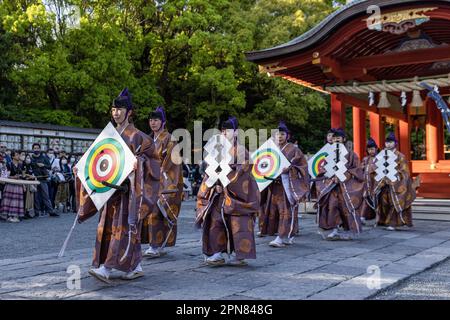 Les responsables du tournoi de Yabusame transportent les cibles utilisées de la compétition après la cérémonie de victoire à l'intérieur du sanctuaire Tsurugaoka Hachimangu lors du festival Kamakura 65th à Kamakura. Pour la première fois après 4 ans, le Festival de Kamakura revient, et avec lui, le tournoi de Yabusame (tir à l'arc à cheval japonais). Yabusame est un événement sportif dont les origines remontent à 300 av. J.-C. (période Jomon). D'abord à pied, puis à partir du 4th siècle, les concurrents ont commencé à utiliser des chevaux. À l'origine, les archers allaient tirer des flèches dans des duels l'un à l'autre. Aujourd'hui, des cibles sont utilisées. Banque D'Images