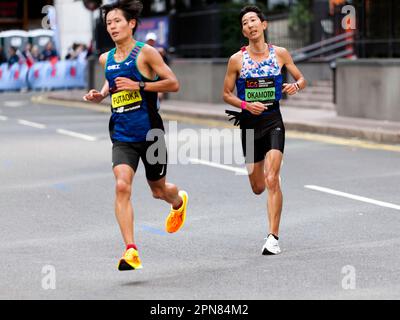 Kohei Futaoka et Naoki Okamoto, passant par Cabot Square sur leur chemin pour terminer 11th and13th respectivement dans le Marathon de Londres Men's Elite 2022 Banque D'Images