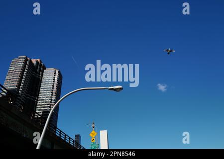 FDR Drive, immeuble d'appartements en hauteur et éclairage de la rue à New York Banque D'Images