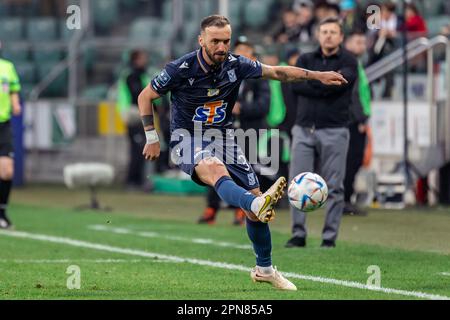 Varsovie, Pologne. 16th avril 2023. Nika Kvekveskiri de Lech en action pendant le match polonais de la ligue PKO Ekstraklasa entre Legia Warszawa et Lech Poznan au Maréchal Jozef Pilsudski Legia Warsaw Municipal Stadium. Score final; Legia Warszawa 2:2 Lech Poznan. Crédit : SOPA Images Limited/Alamy Live News Banque D'Images