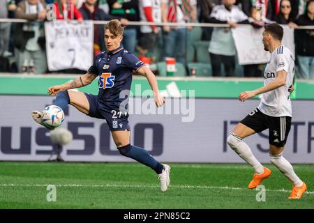 Varsovie, Pologne. 16th avril 2023. Michal Skoras (L) de Lech en action lors du match de la Ligue PKO Ekstraklasa entre Legia Warszawa et Lech Poznan au stade municipal du Maréchal Jozef Pilsudski Legia Varsovie. Score final; Legia Warszawa 2:2 Lech Poznan. (Photo de Mikolaj Barbanell/SOPA Images/Sipa USA) crédit: SIPA USA/Alay Live News Banque D'Images