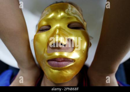 Beauté jeune avec masque facial dans le salon de spa. Ho Chi Minh ville. Vietnam. Banque D'Images