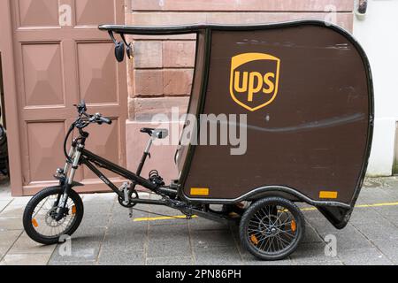 Un véhicule de livraison United Parcel Service à Strasbourg, France Banque D'Images