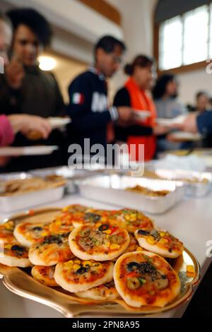 Réunion interreligieuse. La nourriture juive sur une table. Banque D'Images