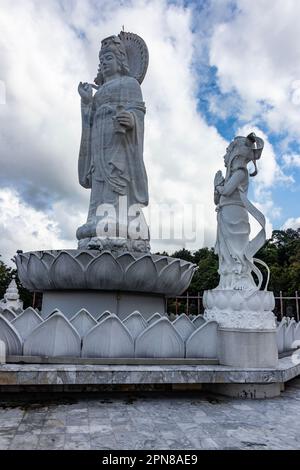 Parc municipal de Hat Yai sud de la Thaïlande Songkhai, sculptures debout Bouddha complexe Banque D'Images