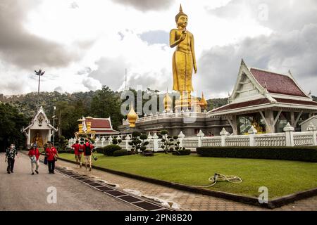Parc municipal de Hat Yai, sud de la Thaïlande Songkhai, complexe de Bouddha debout Banque D'Images