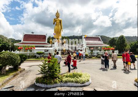 Parc municipal de Hat Yai, sud de la Thaïlande Songkhai, complexe de Bouddha debout Banque D'Images