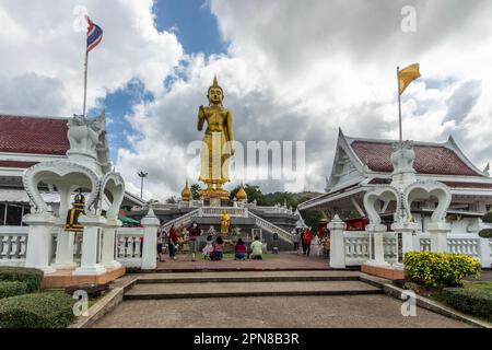 Parc municipal de Hat Yai, sud de la Thaïlande Songkhai, complexe de Bouddha debout Banque D'Images