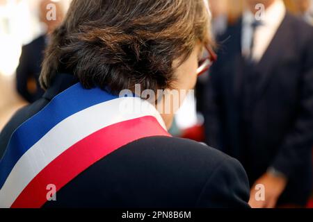 Vue sur le drapeau tricolore du maire pendant la célébration du mariage. France. Banque D'Images