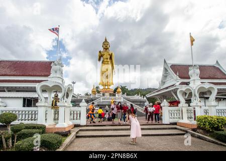 Parc municipal de Hat Yai, sud de la Thaïlande Songkhai, complexe de Bouddha debout Banque D'Images