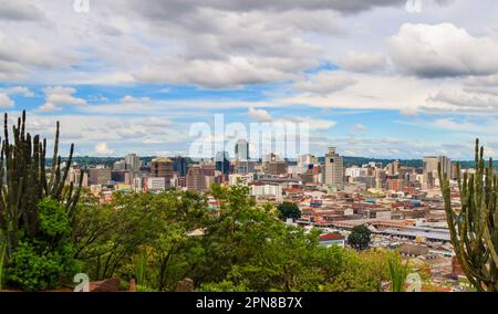 Harare, Zimbabwe. 22 décembre 2018. Vue panoramique du centre-ville de Harare en journée. Crédit : Vuk Valcic/Alamy Banque D'Images