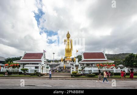 Parc municipal de Hat Yai, sud de la Thaïlande Songkhai, complexe de Bouddha debout Banque D'Images