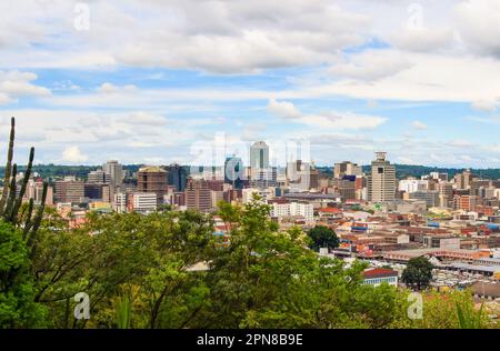 Harare, Zimbabwe. 22 décembre 2018. Vue panoramique du centre-ville de Harare en journée. Crédit : Vuk Valcic/Alamy Banque D'Images