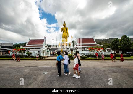 Parc municipal de Hat Yai, sud de la Thaïlande Songkhai, complexe de Bouddha debout Banque D'Images