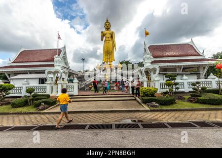 Parc municipal de Hat Yai, sud de la Thaïlande Songkhai, complexe de Bouddha debout Banque D'Images