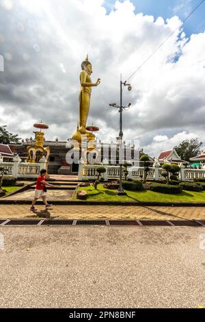 Parc municipal de Hat Yai, sud de la Thaïlande Songkhai, complexe de Bouddha debout Banque D'Images