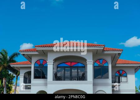 Une maison traditionnelle de deux étages avec une façade blanche Banque D'Images