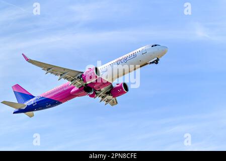 Barcelone, ​​Spain; 12 mars 2023: Airbus A321 de la société Wizz Air Malta, décollage de Josep Tarradellas Barcelona-El Prat aéroport Banque D'Images