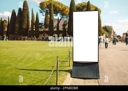 Maquette vierge de la verticale avec zone d'espace de copie pour votre message texte ou contenu promotionnel à côté de la route dans la journée. Pise, Italie. Photo de haute qualité Banque D'Images