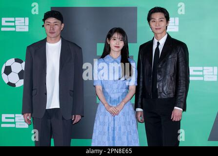 Séoul, Corée du Sud. 17th avril 2023. (De gauche à droite) le réalisateur sud-coréen Lee Byeong-heon, la chanteuse et actrice Lee Ji-eun (nom de la scène: IU) et l'acteur Park Seo-joon, appel photo pour le film Aperçu de rêve au cinéma Megabox à Séoul, Corée du Sud sur 17 avril 2023. Le film s'ouvre sur 26 avril. (Photo de Lee Young-ho/Sipa USA) crédit: SIPA USA/Alay Live News Banque D'Images
