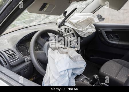 L'airbag a explosé lors d'un accident de voiture. Voiture après un accident Banque D'Images