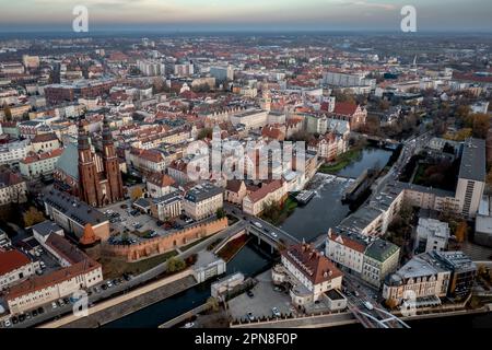 Opole, panorama de la vieille ville et de l'Oder, cathédaral, canal d'eau et centre-ville. Banque D'Images