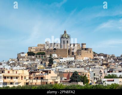 Petite ville médiévale pittoresque d'Oria vue panoramique, région de Brindisi, Puglia, Italie. Diocèse catholique romain d'Oria en haut de la forteresse. Banque D'Images