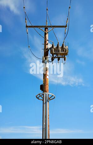 Lignes électriques aériennes sur un poteau en bois. Banque D'Images