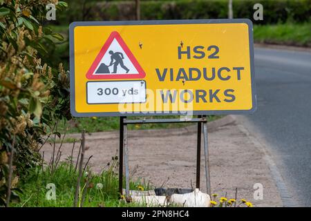 Harefield, Royaume-Uni. 17th avril 2023. Un panneau pour le HS2 Viaduct Works à Harefield. Les travaux se poursuivent d'ici HS2 pour la liaison train à grande vitesse de Londres à Birmingham. Les jetées du pont du viaduc de Colne Valley à Harefield (en photo) font partie du viaduc de 2,1 milles qui traverse un certain nombre de lacs. Le projet controversé de train à grande vitesse reste largement dépassé par rapport au budget. Le mois dernier, le secrétaire aux Transports Mark Harper a annoncé que le tronçon de HS2 de Birmingham à Crewe a été mis en attente en raison de l'augmentation des coûts. Crédit : Maureen McLean/Alay Live News Banque D'Images