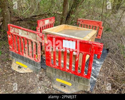 Harefield, Royaume-Uni. 17th avril 2023. Une nouvelle structure en béton à côté du lac Harefield. Les travaux se poursuivent d'ici HS2 pour la liaison train à grande vitesse de Londres à Birmingham. Le viaduc de Colne Valley sera un viaduc de 2,1 milles à travers un certain nombre de lacs. Le projet controversé de train à grande vitesse reste largement dépassé par rapport au budget. Le mois dernier, le secrétaire aux Transports Mark Harper a annoncé que le tronçon de HS2 de Birmingham à Crewe a été mis en attente en raison de l'augmentation des coûts. Crédit : Maureen McLean/Alay Live News Banque D'Images