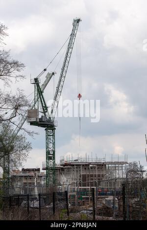 Harefield, Royaume-Uni. 17th avril 2023. HS2 travaux de viaduc au lac Broadwater. Les travaux se poursuivent d'ici HS2 pour la liaison train à grande vitesse de Londres à Birmingham. Les jetées du pont du viaduc de Colne Valley à Harefield (en photo) font partie du viaduc de 2,1 milles qui traverse un certain nombre de lacs. Le projet controversé de train à grande vitesse reste largement dépassé par rapport au budget. Le mois dernier, le secrétaire aux Transports Mark Harper a annoncé que le tronçon de HS2 de Birmingham à Crewe a été mis en attente en raison de l'augmentation des coûts. Crédit : Maureen McLean/Alay Live News Banque D'Images