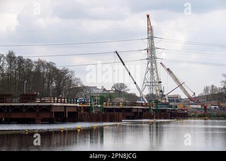 Harefield, Royaume-Uni. 17th avril 2023. HS2 bâtiment de la jetée sur le lac Harefield. Les travaux se poursuivent d'ici HS2 pour la liaison train à grande vitesse de Londres à Birmingham. Le viaduc de Colne Valley pour les HS2 trains sera un viaduc de 2,1 milles à travers un certain nombre de lacs. Le projet controversé de train à grande vitesse reste largement dépassé par rapport au budget. Le mois dernier, le secrétaire aux Transports Mark Harper a annoncé que le tronçon de HS2 de Birmingham à Crewe a été mis en attente en raison de l'augmentation des coûts. Crédit : Maureen McLean/Alay Live News Banque D'Images