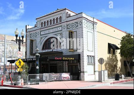 SANTA ANA, CALIFORNIE - 16 avril 2023 : Cafe Cultura dans l'ancien bâtiment du West End Theatre, au 4th rue du centre-ville de Santa Ana. Banque D'Images