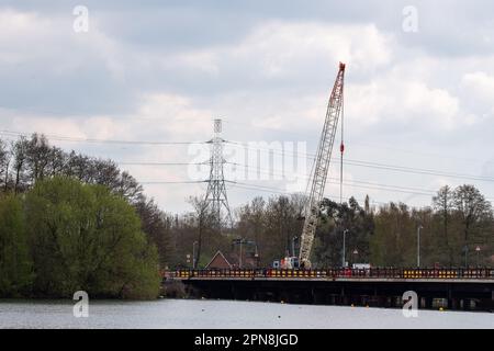 Harefield, Royaume-Uni. 17th avril 2023. Une nouvelle structure en béton à côté du lac Harefield. Les travaux se poursuivent d'ici HS2 pour la liaison train à grande vitesse de Londres à Birmingham. Le viaduc de Colne Valley sera un viaduc de 2,1 milles à travers un certain nombre de lacs. Le projet controversé de train à grande vitesse reste largement dépassé par rapport au budget. Le mois dernier, le secrétaire aux Transports Mark Harper a annoncé que le tronçon de HS2 de Birmingham à Crewe a été mis en attente en raison de l'augmentation des coûts. Crédit : Maureen McLean/Alay Live News Banque D'Images