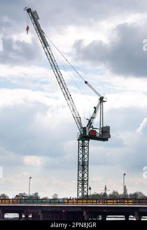 Harefield, Royaume-Uni. 17th avril 2023. Une nouvelle structure en béton à côté du lac Harefield. Les travaux se poursuivent d'ici HS2 pour la liaison train à grande vitesse de Londres à Birmingham. Le viaduc de Colne Valley sera un viaduc de 2,1 milles à travers un certain nombre de lacs. Le projet controversé de train à grande vitesse reste largement dépassé par rapport au budget. Le mois dernier, le secrétaire aux Transports Mark Harper a annoncé que le tronçon de HS2 de Birmingham à Crewe a été mis en attente en raison de l'augmentation des coûts. Crédit : Maureen McLean/Alay Live News Banque D'Images