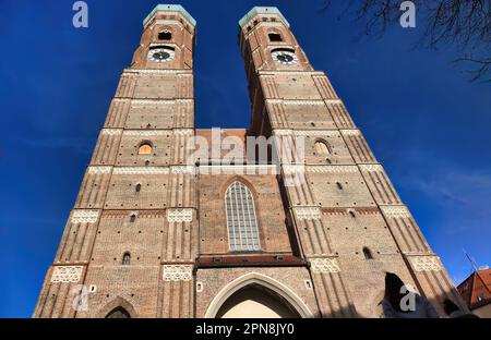 Vue à angle bas de la Frauenkirche à Munich, Allemagne Banque D'Images