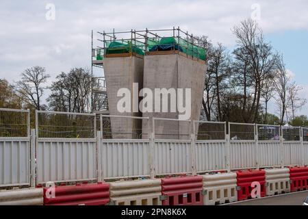 Harefield, Royaume-Uni. 17th avril 2023. HS2 travaux de viaduc au lac Broadwater. Les travaux se poursuivent d'ici HS2 pour la liaison train à grande vitesse de Londres à Birmingham. Les jetées du pont du viaduc de Colne Valley à Harefield (en photo) font partie du viaduc de 2,1 milles qui traverse un certain nombre de lacs. Le projet controversé de train à grande vitesse reste largement dépassé par rapport au budget. Le mois dernier, le secrétaire aux Transports Mark Harper a annoncé que le tronçon de HS2 de Birmingham à Crewe a été mis en attente en raison de l'augmentation des coûts. Crédit : Maureen McLean/Alay Live News Banque D'Images