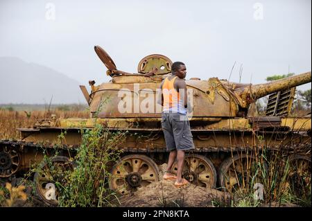 ANGOLA, Kwanza Sul, épave de l'ancien char de bataille russe soviétique T-54 de la guerre civile entre MPLA et l'UNITA près de Quibala, certaines zones ont encore des mines terrestres et rendent l'agriculture impossible / ANGOLA, rack eines sowjetischen Panzer T-54 aus dem Buergerkrieg 1975 - 2002 zwischen MPLA und UNITA BEI Quibala, einige Landstriche sind immer noch vermint und lassen keine Landwirtschaft zu Banque D'Images