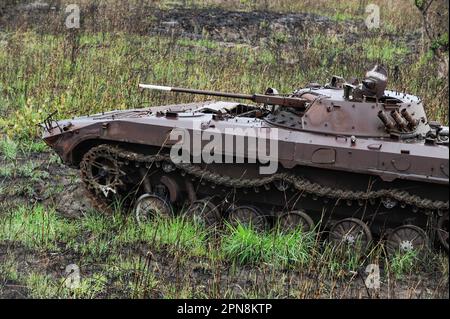 ANGOLA, Kwanza Sul, ancien wagon militaire soviétique BMP-1 de la guerre civile entre MPLA et l'UNITA près de Quibala, certaines zones ont encore des mines terrestres et rendent l'agriculture impossible / ANGOLA, rack eines sowjetischen russischen Schützenpanzer BMP-1 schwimmfähig aus dem Buergerkrieg 1975 - 2002 zwischen MPLA und Quibala UNITA einige Landstriche sind immer noch vermint und lassen keine Landwirtschaft zu Banque D'Images