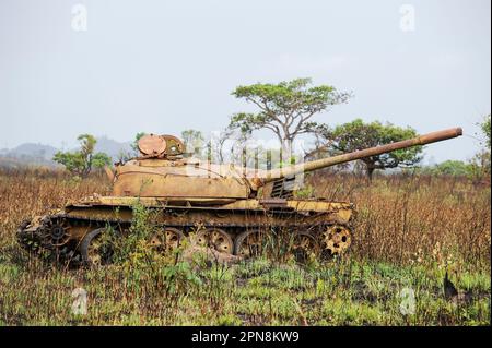 ANGOLA, Kwanza Sul, épave de l'ancien char de bataille russe soviétique T-54 de la guerre civile entre MPLA et l'UNITA près de Quibala, certaines zones ont encore des mines terrestres et rendent l'agriculture impossible / ANGOLA, rack eines sowjetischen Panzer T-54 aus dem Buergerkrieg 1975 - 2002 zwischen MPLA und UNITA BEI Quibala, einige Landstriche sind immer noch vermint und lassen keine Landwirtschaft zu Banque D'Images