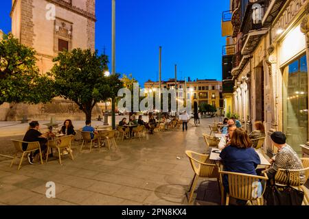 Terrasses sur la Plaza de España au crépuscule. Badajoz, Estrémadure, Espagne, Europe Banque D'Images