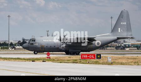 KONYA, TURKIYE - 30 JUIN 2022 : Lockheed C-130E Hercules (382-4148) de l'armée de l'air du Pakistan au cours de l'exposition de l'armée de l'air Anatolienne Eagle Banque D'Images