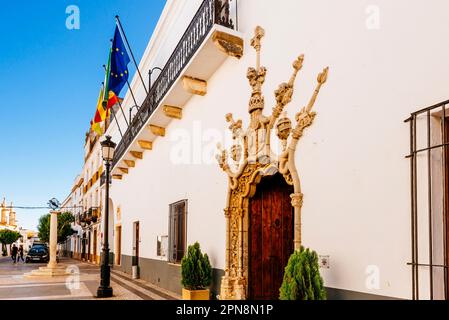 Plaza de la Constitucion - place de la Constitution et Palacio de los Duques de Cadaval, Palais municipal (R). Hôtel de ville d'Olivenza. Olivenza, Badajoz, Extr Banque D'Images