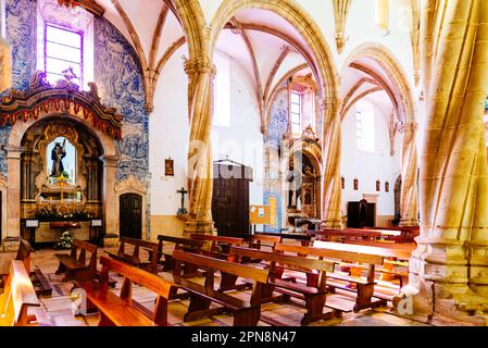Vue partielle de la nef et des chapelles. L'église de Santa María Magdalena sur la place du même nom. Construit dans le style Manueline, qui a des tiges fr Banque D'Images