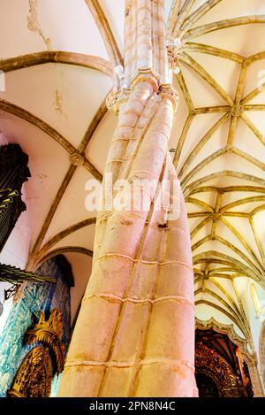 Colonnes en spirale impressionnantes qui semblent évoquer les cordes d'amarrage d'un navire. L'église de Santa María Magdalena sur la place du même nom. Intégré Banque D'Images